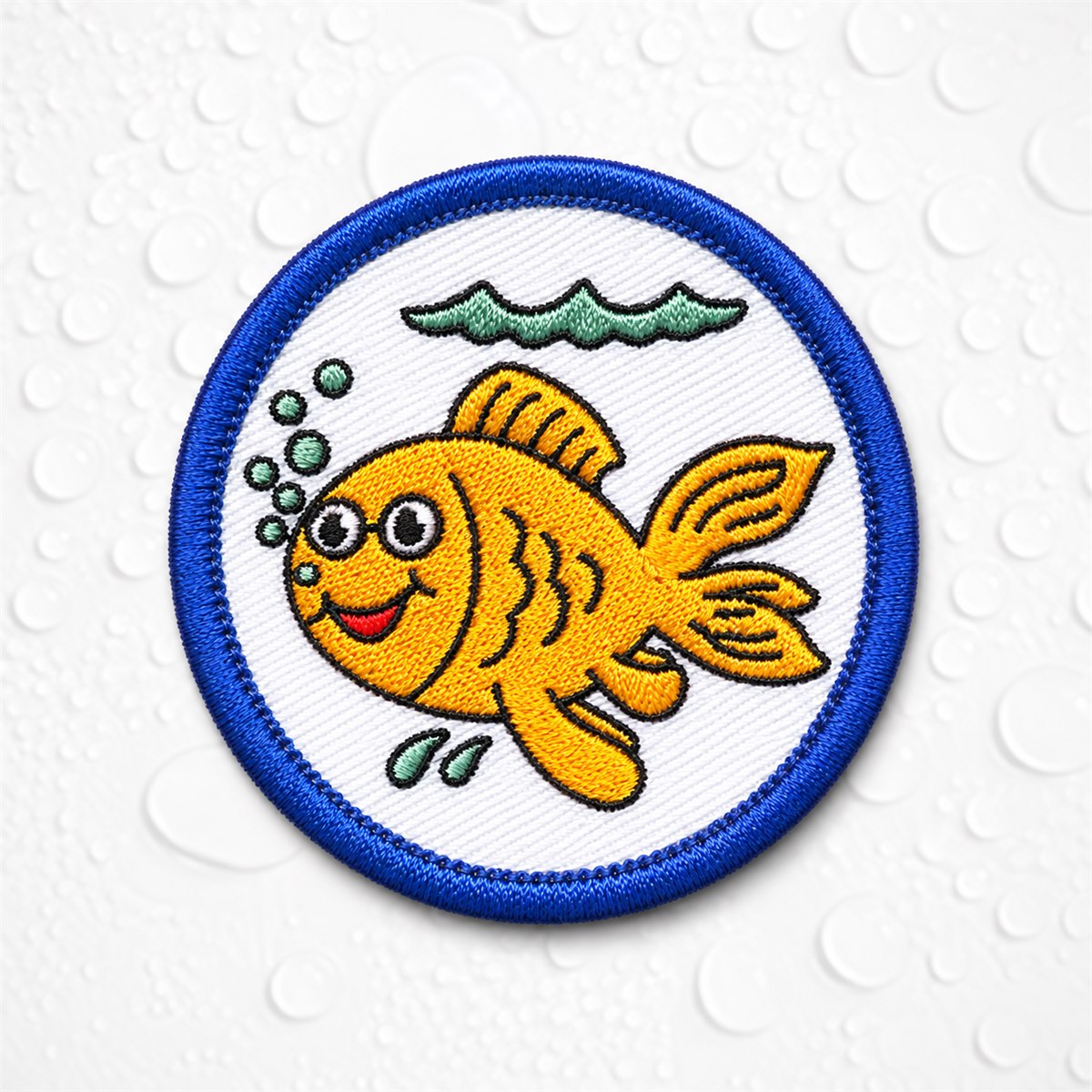 Gesticktes Schwimmabzeichen Goldfisch, 5 cm, blauer Rand